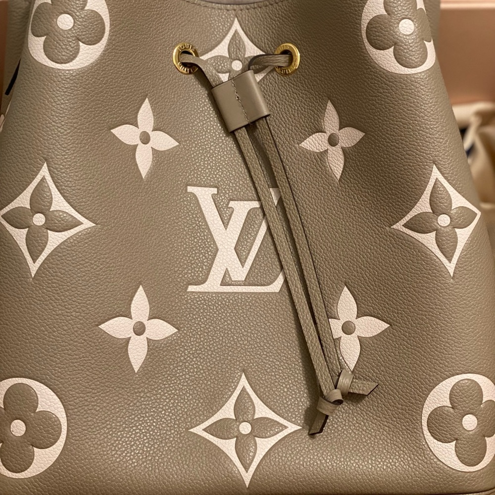 BNIB Sold Out Louis Vuitton Neonoe MM Dove/Cream—Gorgeous!